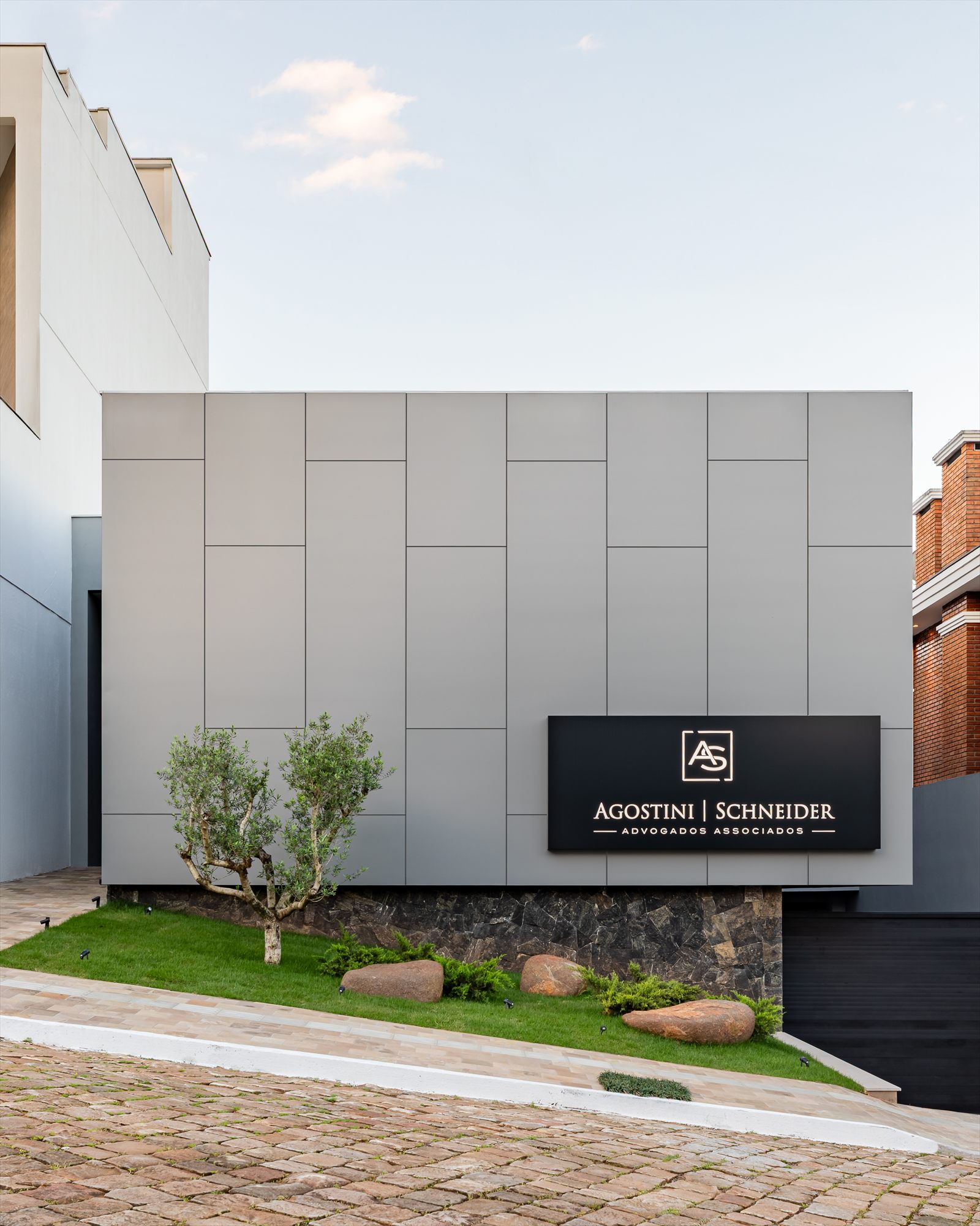Vista frontal da sede do escritório Agostini | Schneider em Lajeado.